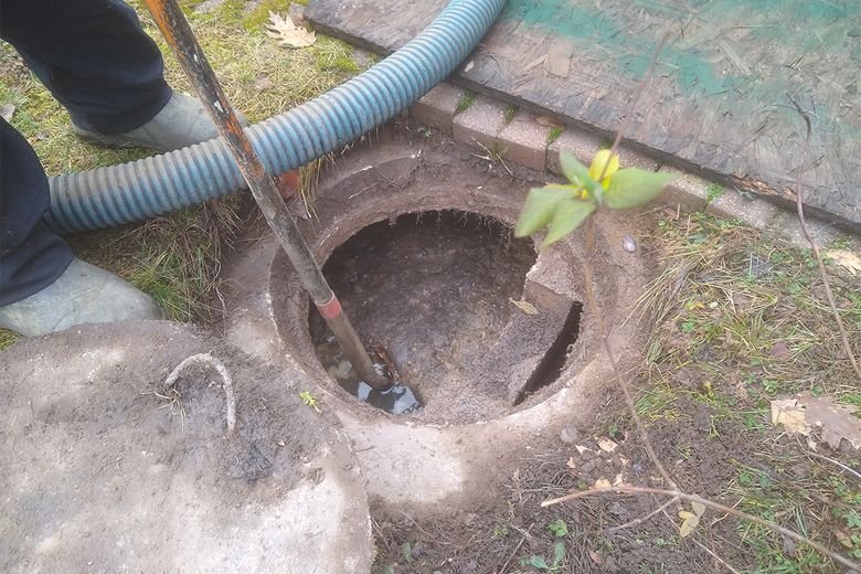 How to Unclog a Septic Tank Outlet Pipe